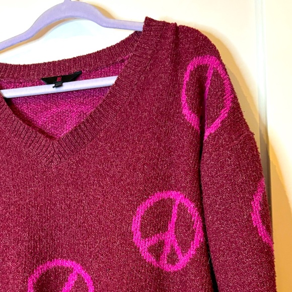 Nobo Peace Print Cropped Lightweight V-Neck Sweater - Picture 8 of 9